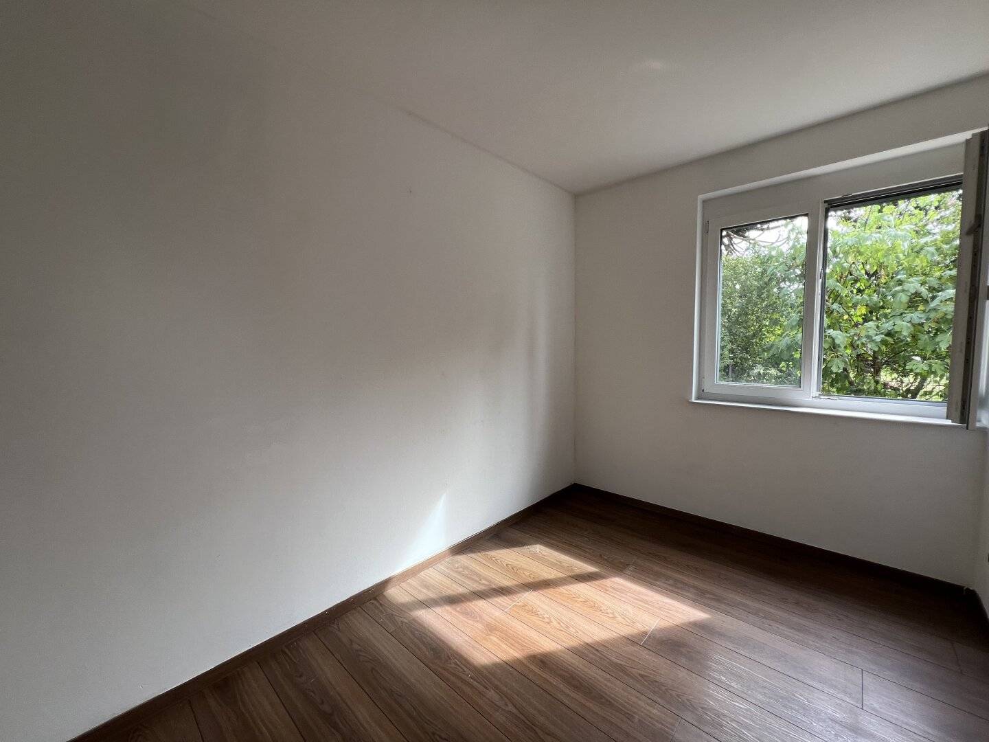 Wunderschöne 3-Zimmer-Wohnung mit sehr großen, uneinsichtigen Eigengarten in guter Lage - Provisionsfrei!