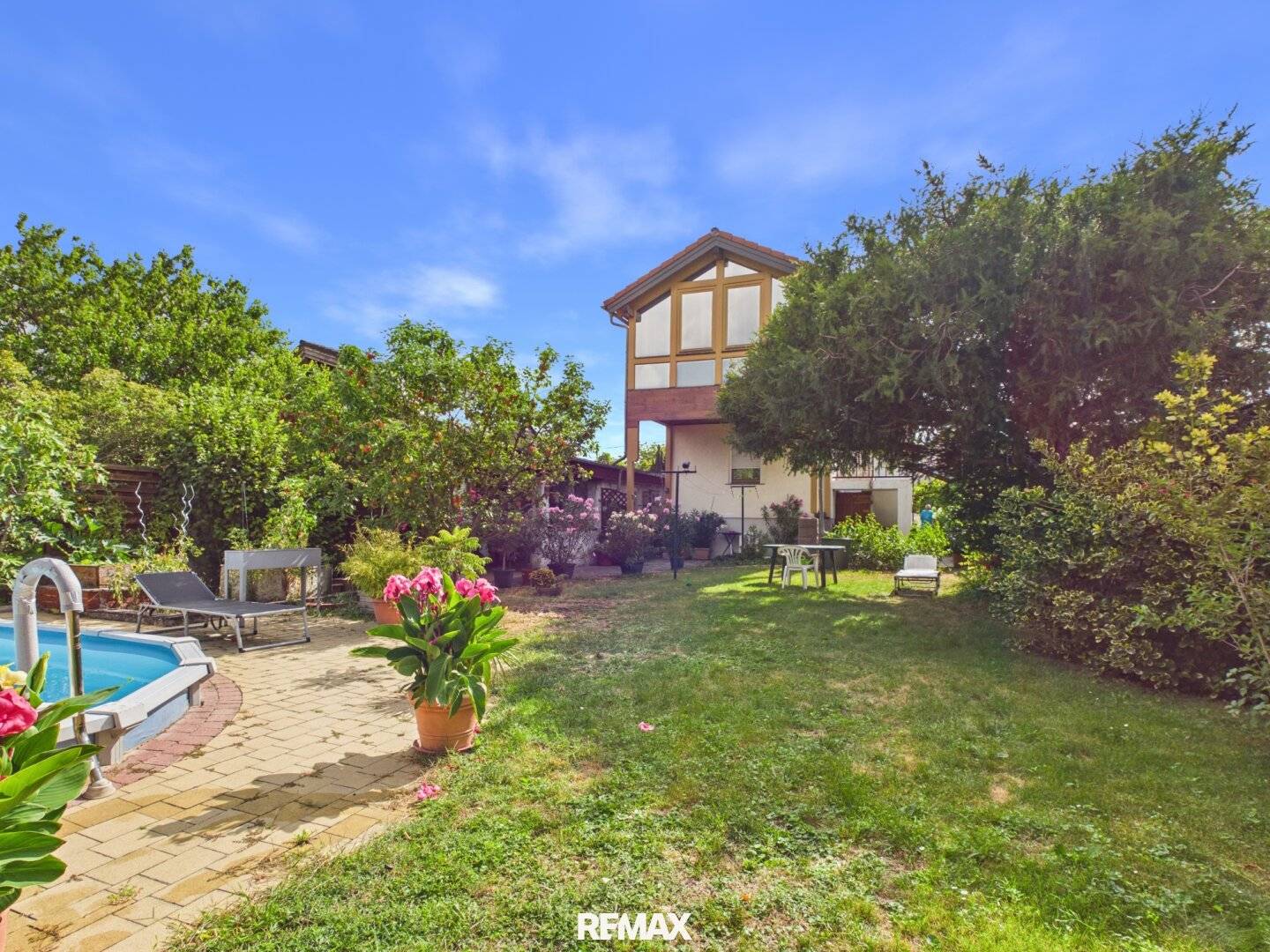 Entzückendes Zweifamilienhaus mit Pool, traumhaftem Garten und Garage in toller Lage in Tribuswinkel zu kaufen!