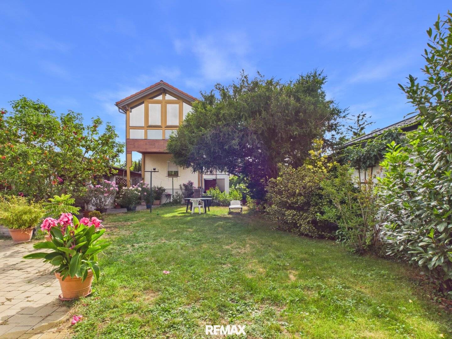 Entzückendes Zweifamilienhaus mit Pool, traumhaftem Garten und Garage in toller Lage in Tribuswinkel zu kaufen!