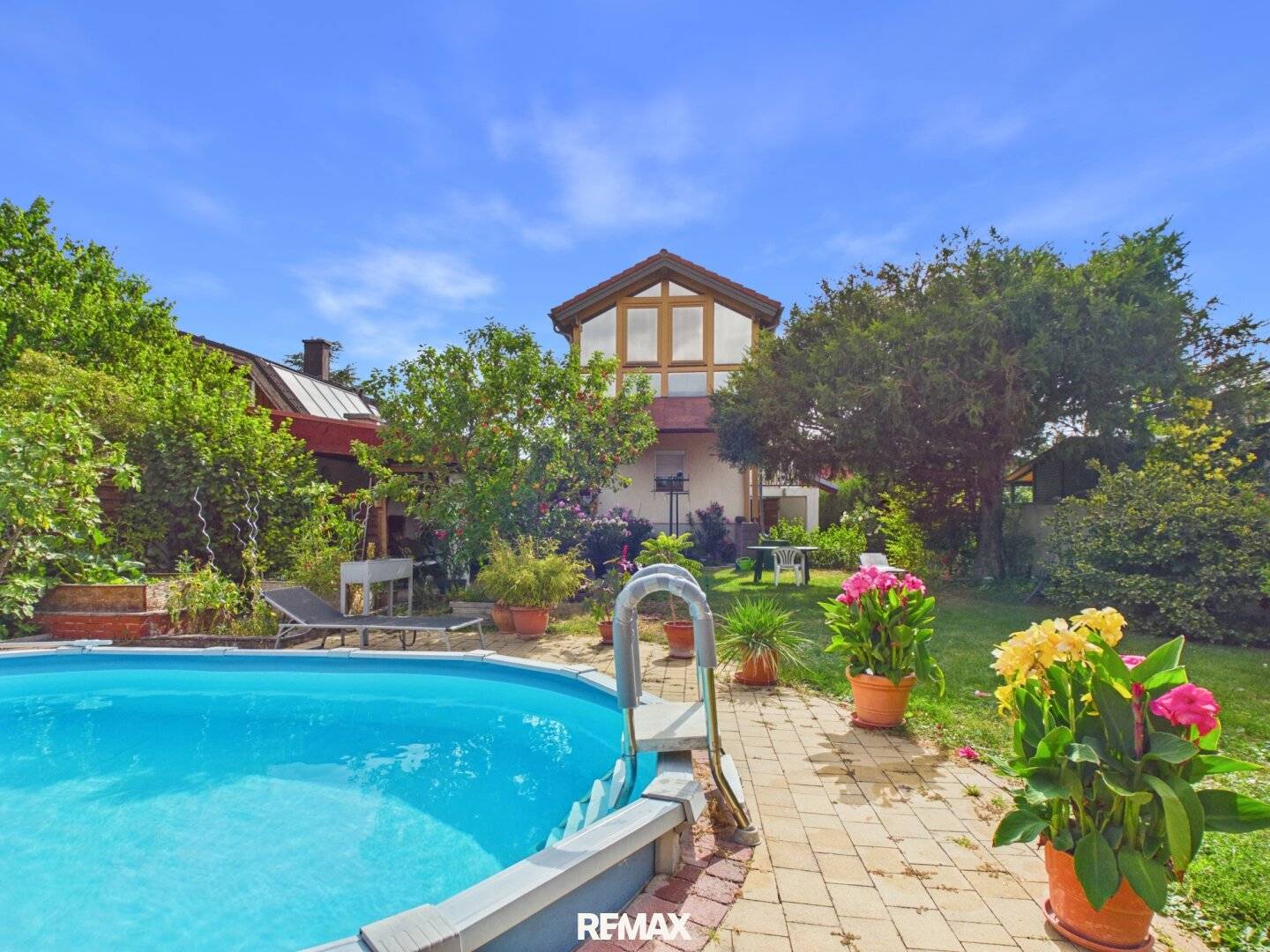 Entzückendes Zweifamilienhaus mit Pool, traumhaftem Garten und Garage in toller Lage in Tribuswinkel zu kaufen!