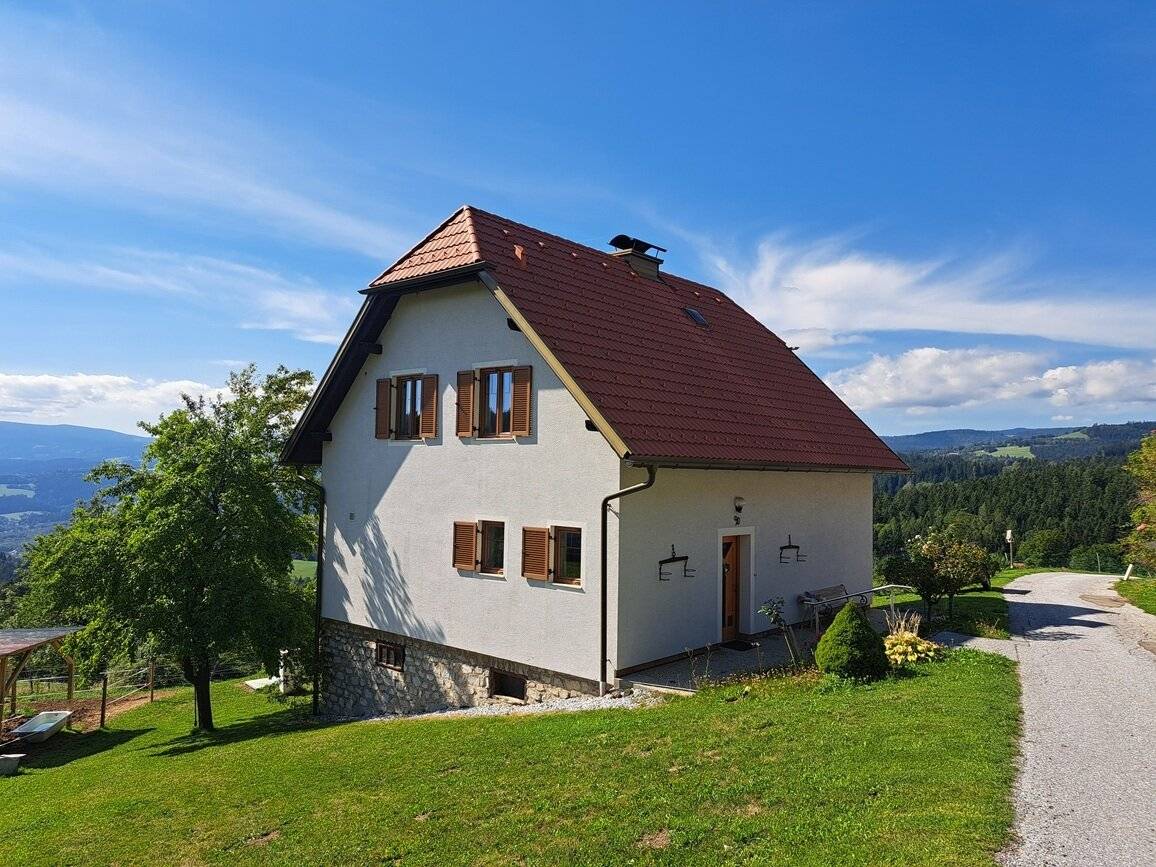 Toller Bauernhof mit Wohnhaus, Auszugshaus, Stallgebäude in herrlicher Aussichtslage