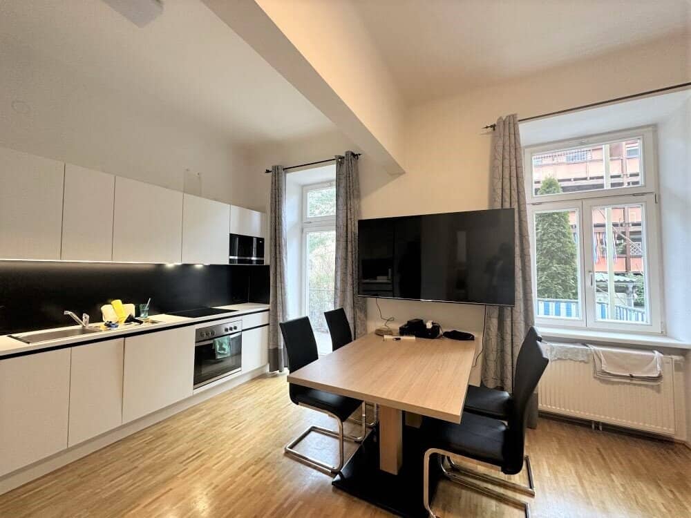 Provisionsfrei - Wunderschöne, sanierte 3-Zimmer-Wohnung mit Terrasse und Garten in zentraler Lage – WG-geeignet