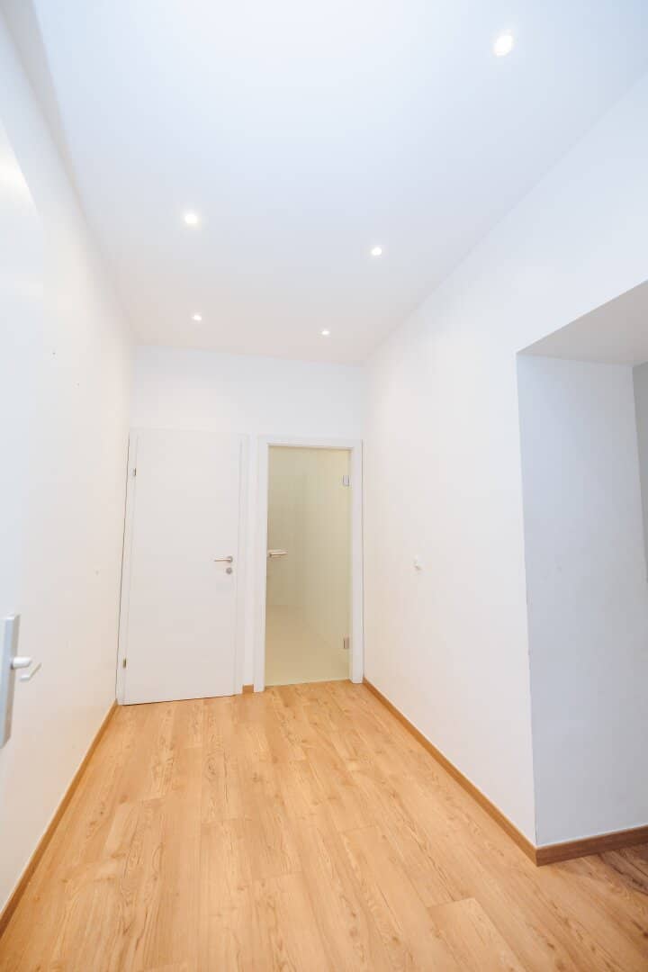 WOW I AB SOFORT I BAHNHOFSNÄHE I BALKON I WG-GEEIGNET I 1. STOCK MIT LIFT I HAUSTIERE WILLKOMMEN I LICHTDURCHFLUTET I DUSCHE & ECKBADEWANNE I PROJEKT WOHNEN I