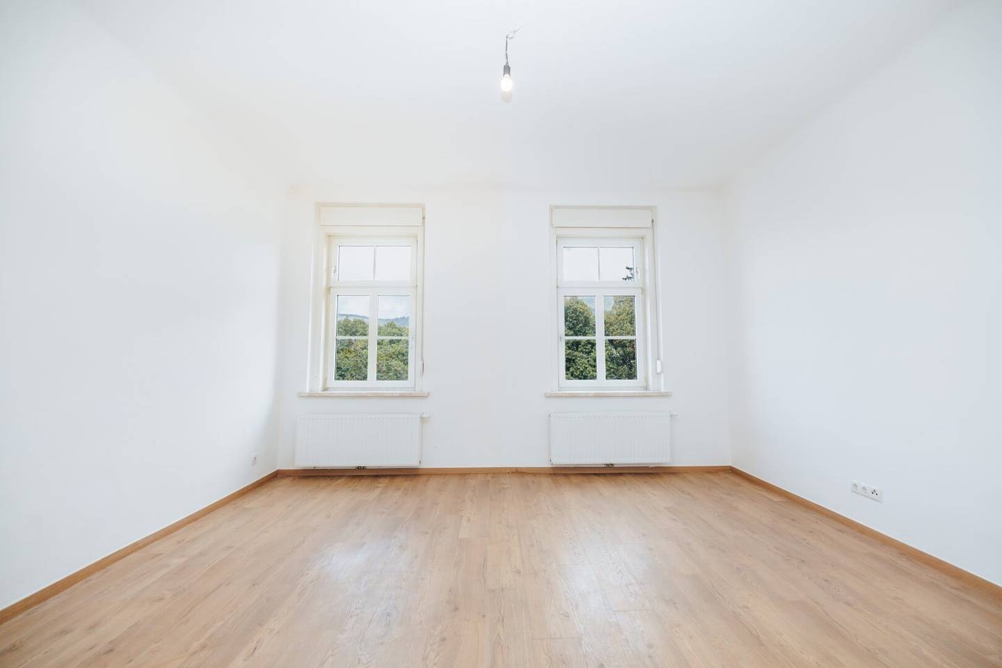 ! WOW ! I BALKON I BADEWANNE & DUSCHE I MODERNE DESIGNER-KÜCHE I HELL & RUHIG I MODERNES WOHNEN I AB SOFORT VERFÜGBAR I BAHNHOFNÄHE I