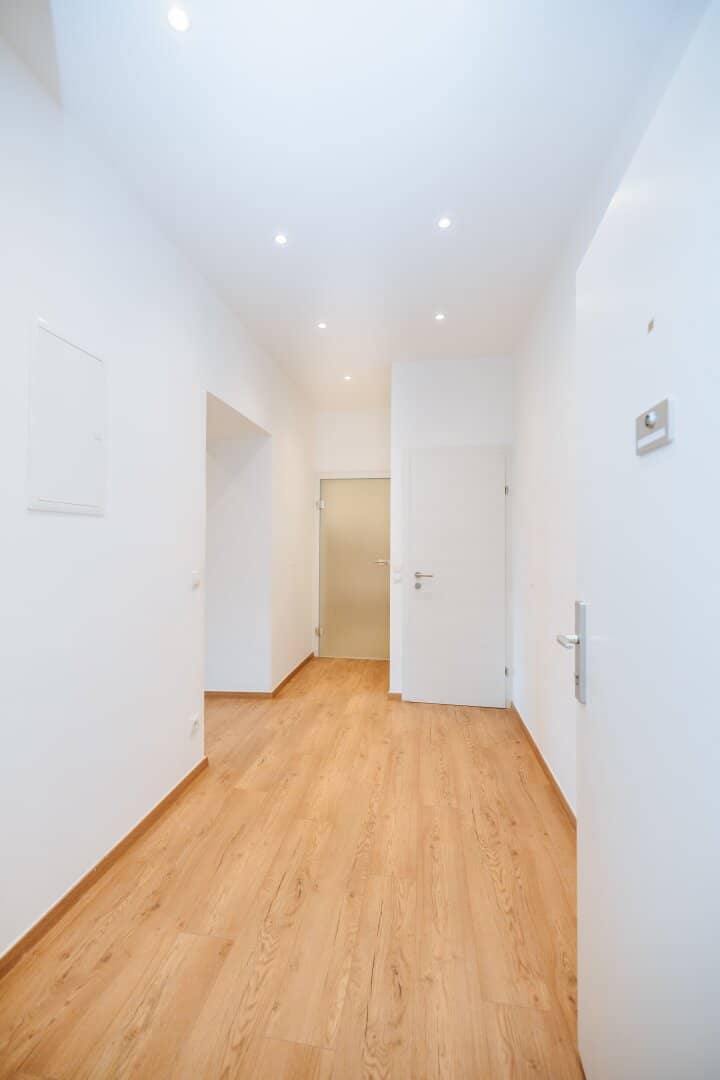! WOW ! I BALKON I BADEWANNE & DUSCHE I MODERNE DESIGNER-KÜCHE I HELL & RUHIG I MODERNES WOHNEN I AB SOFORT VERFÜGBAR I BAHNHOFNÄHE I