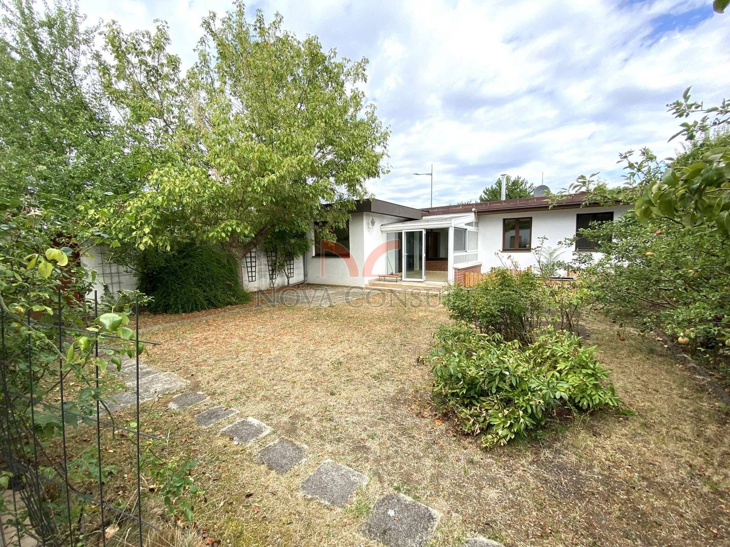 Beliebter Südstadtbungalow mit Wintergarten und Garage!