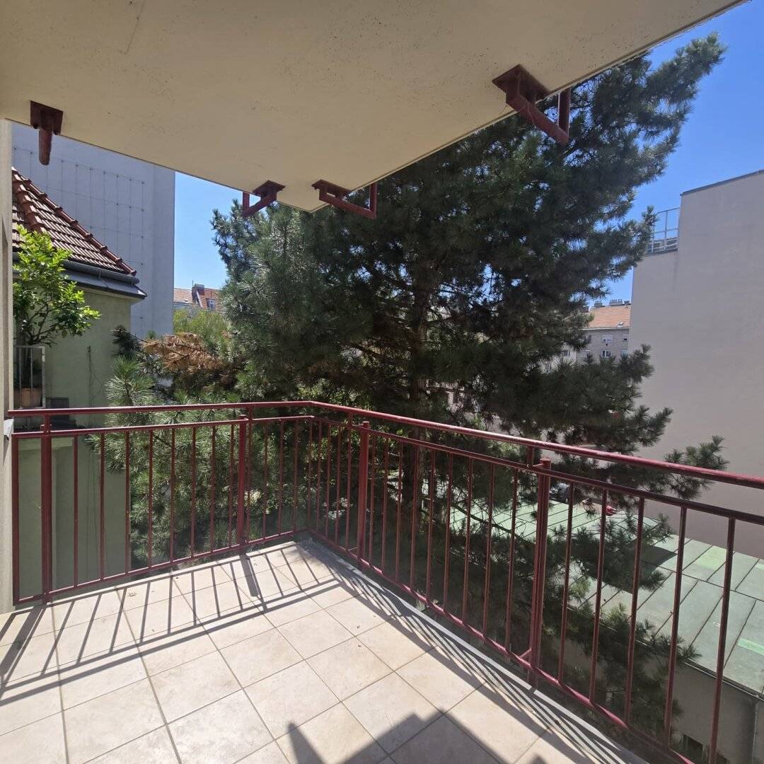 Moderne, sher helle Wohnung mit hofseitigem Balkon - Nähe Favoritenstraße / Gellertplatz - bestens 3 er WG geeignet!