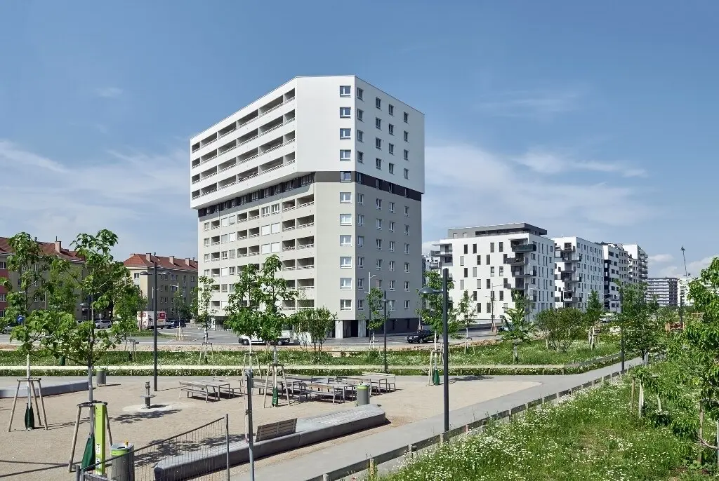 Sunny Sonnwendviertel - Distant view