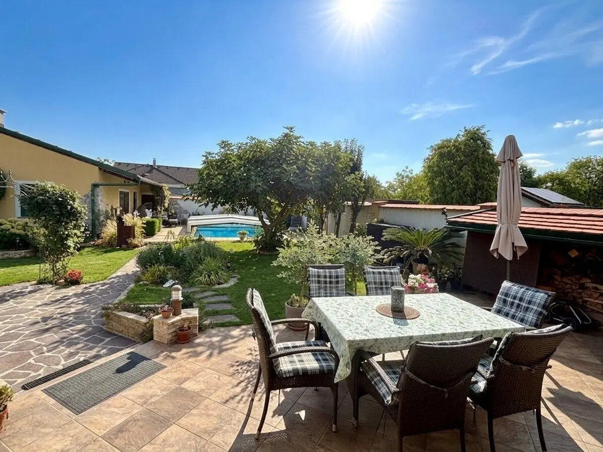 Living near the lake – well maintained single-family house with pool and garden in Podersdorf