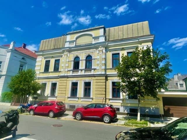 MIETWOHNUNG-Villa-Style - EXZELLENTE DACHAUSBAU-Familienwohnung OHNE DACHSCHRÄGEN mit 4-5-Zimmern mit SAUNA und herrlichem Garten in Grünruhelage- BESTLAGE - KORNEUBURG