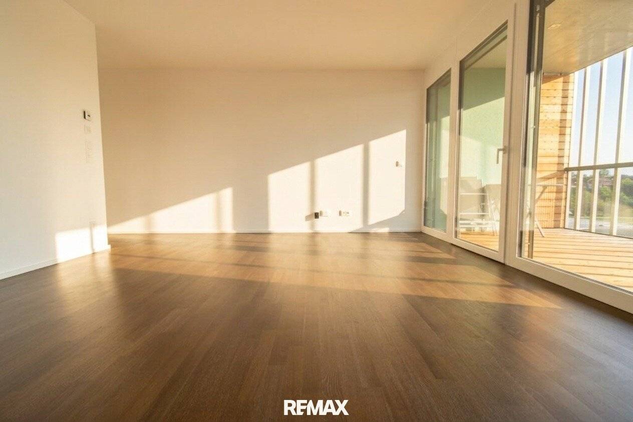 ERSTBEZUG – barrierefreie 3-Zimmer-Wohnung mit Einbauküche, Balkon und Tiefgaragenstellplatz in sonniger Lage!