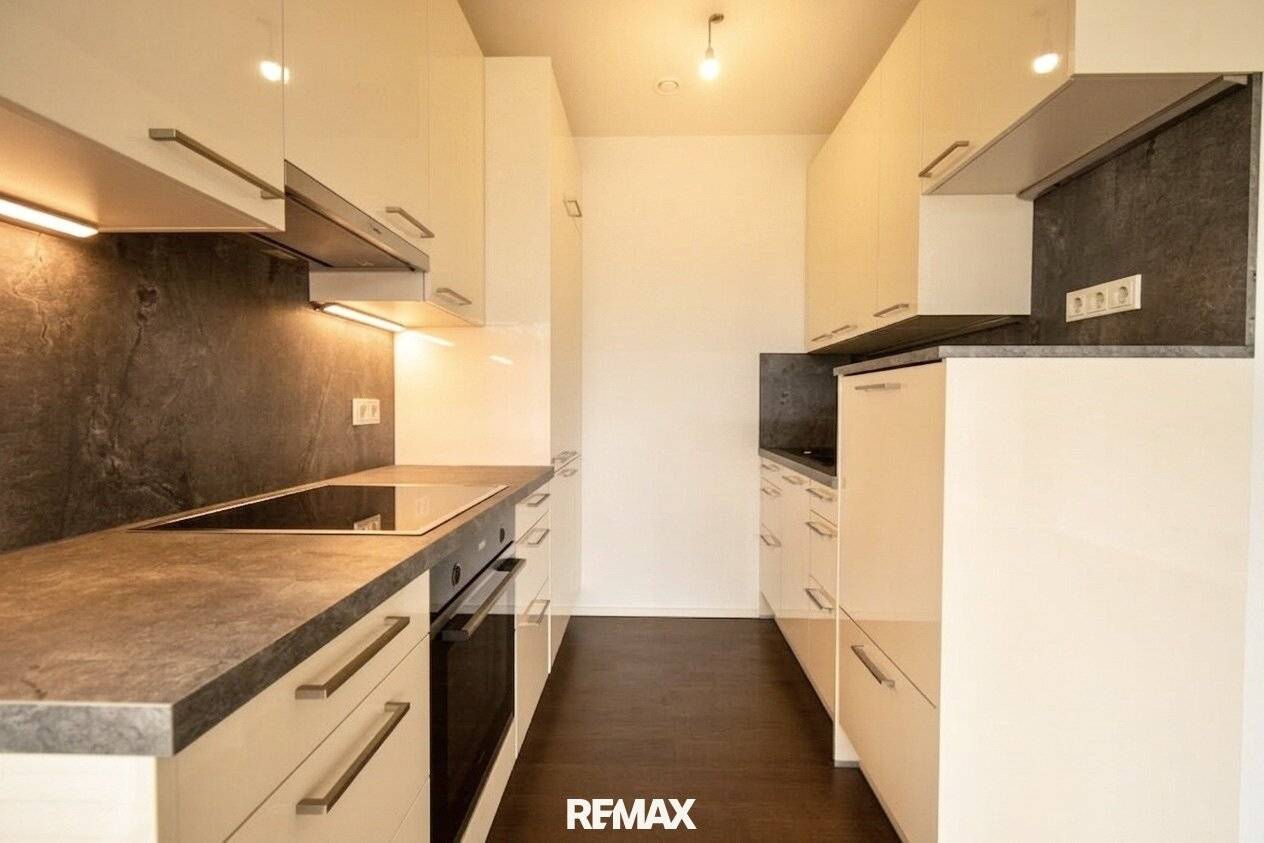 ERSTBEZUG – barrierefreie 3-Zimmer-Wohnung mit Einbauküche, Balkon und Tiefgaragenstellplatz in sonniger Lage!