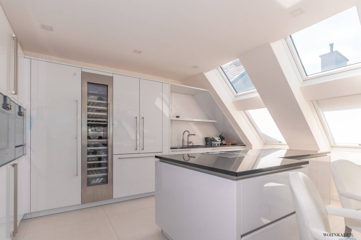 Exklusive Luxus-Dachgeschosswohnung mit ca. 60 m² Dachterrasse | voll möbliert | Smart Home | Garage | 1180 Wien