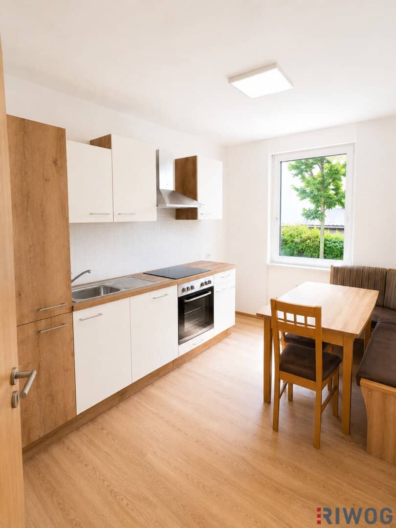 Near train station I Rented until summer 2027 I Quiet location I Parking space available I Loggia and separate kitchenette I bright ground floor apartment