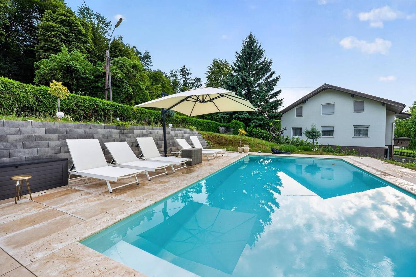 Exklusive Einfamilienvilla in Waltendorf – stilvoll saniert mit Pool, Panoramablick & großzügigem Grundstück