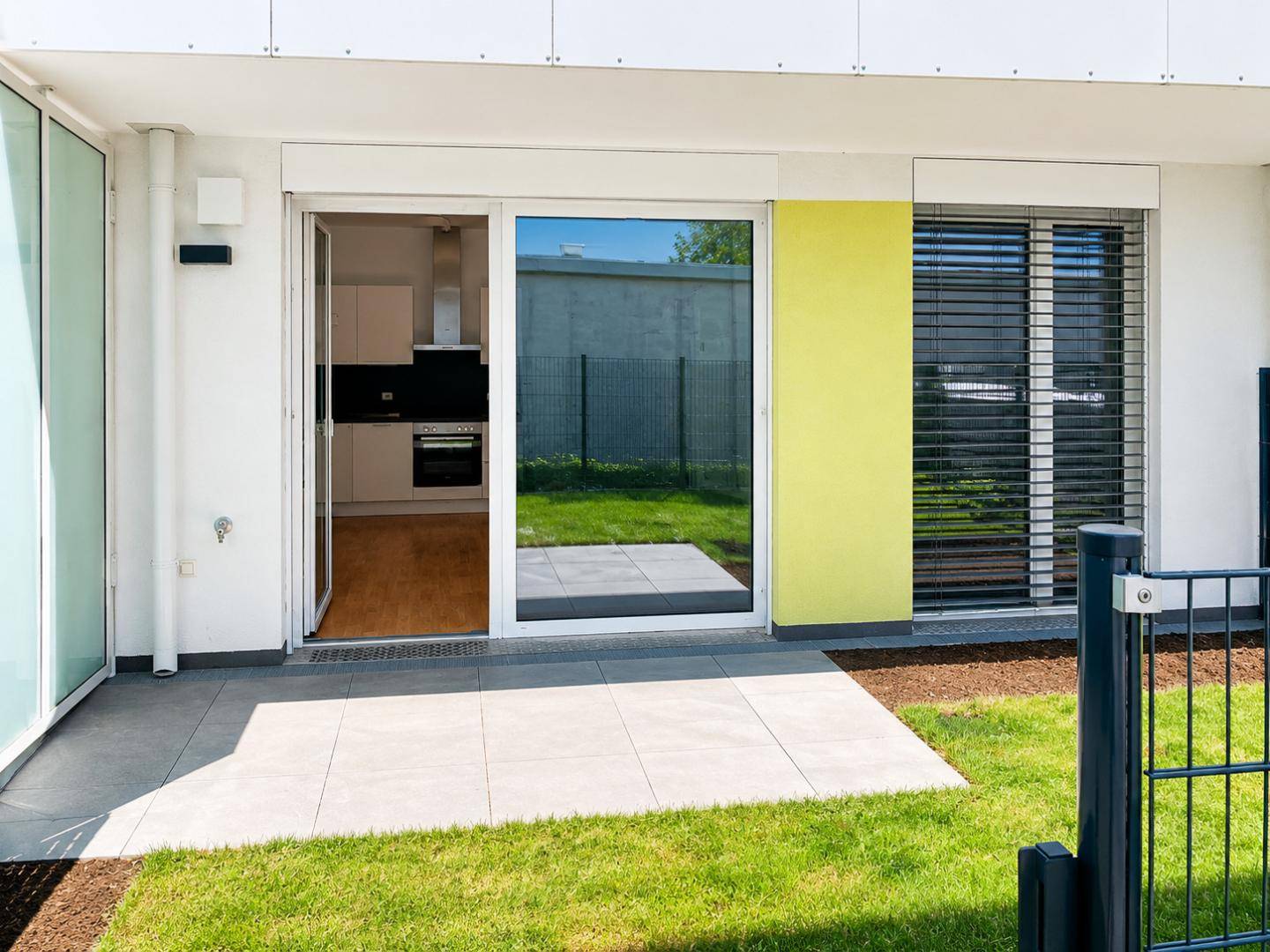 Ruhige Erdgeschosswohnung mit Eigengarten und Garage