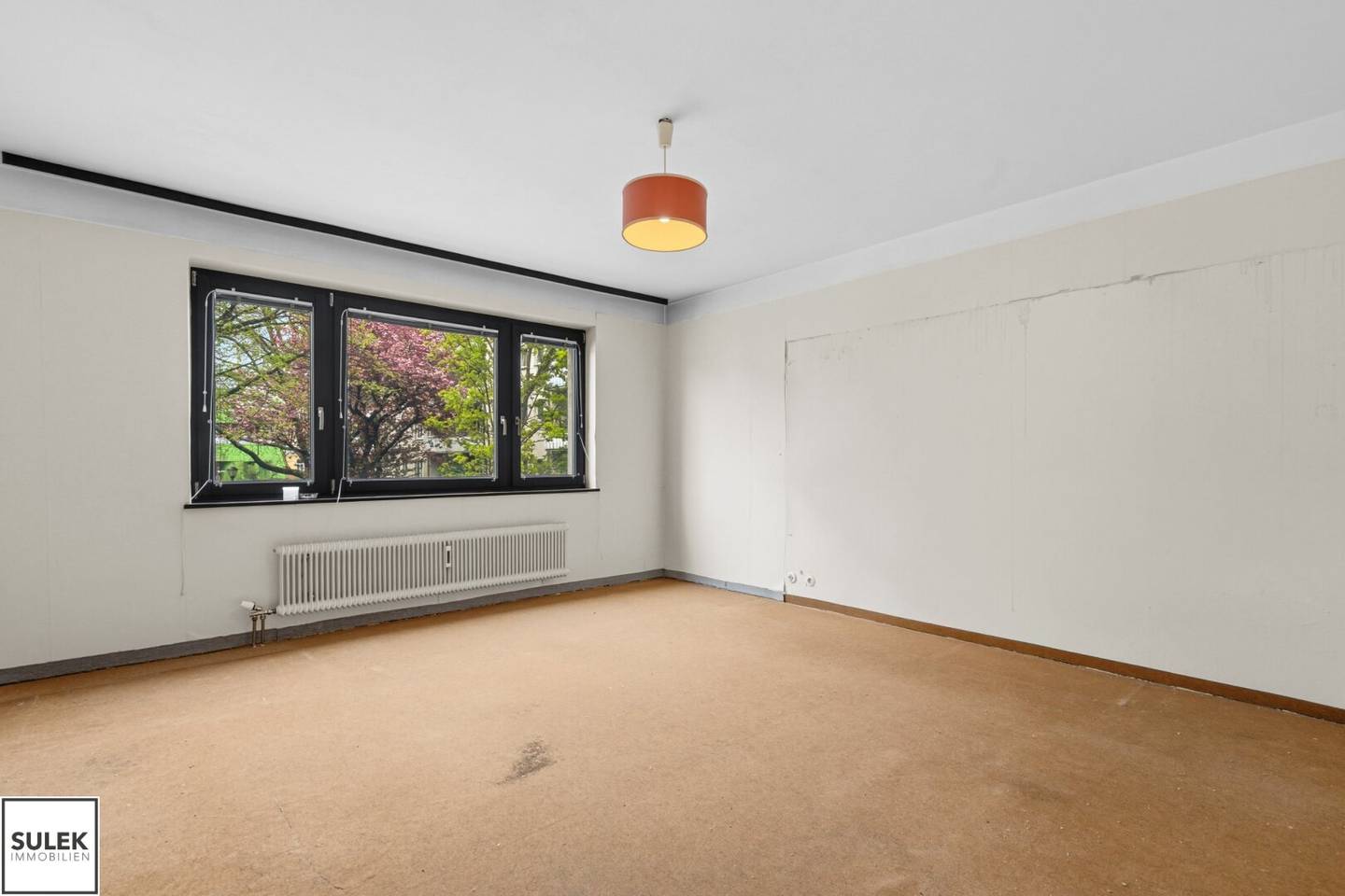 Gut geschnittene 2-Zimmer-Wohnung mit separater Küche nahe Bahnhof Liesing – sanierungsbedürftig