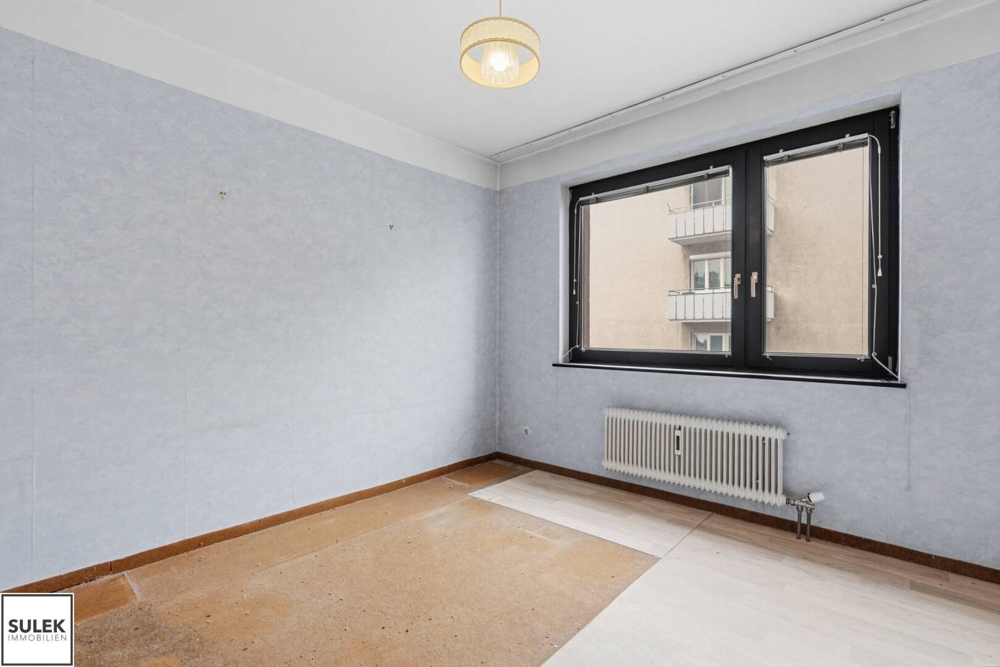 Gut geschnittene 2-Zimmer-Wohnung mit separater Küche nahe Bahnhof Liesing – sanierungsbedürftig