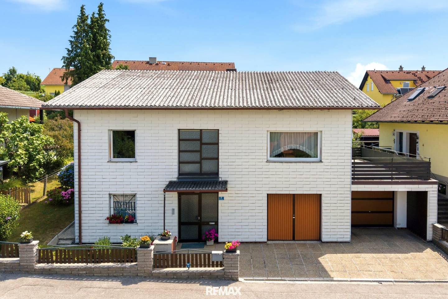 Single-family house with large garden and space for individual living ideas