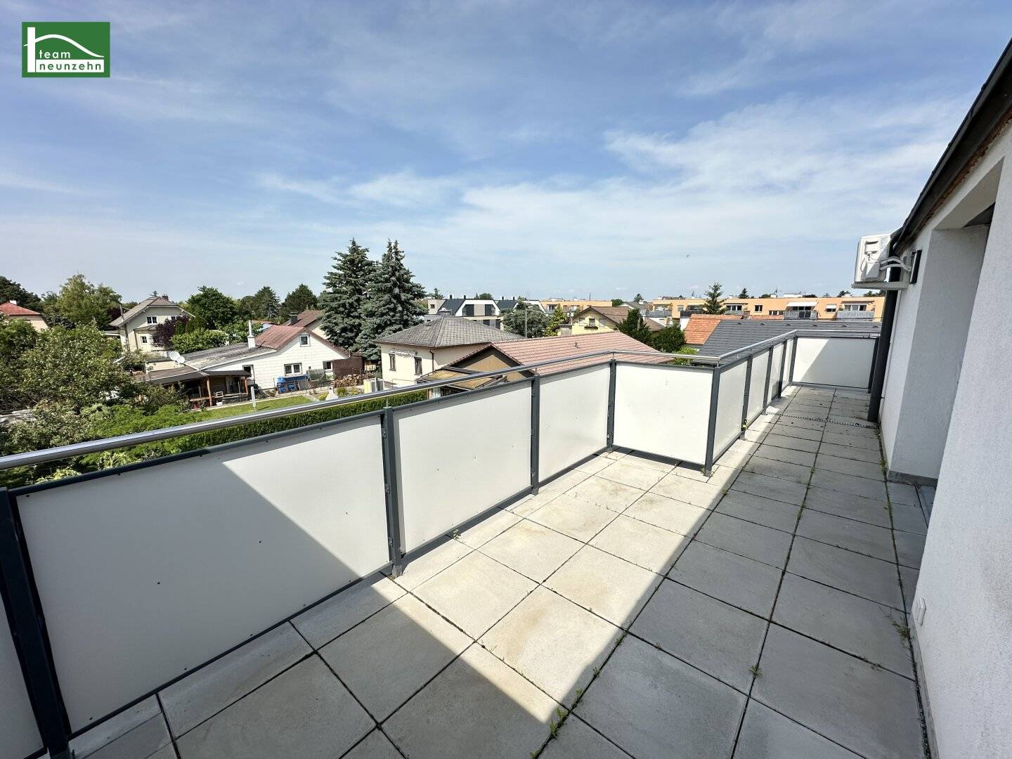 Wohnen im Grünen! Klimatisierte Wohnung mit Weitblick und großer Terrasse in Essling! Lobau und Kirschenallee ums Eck!