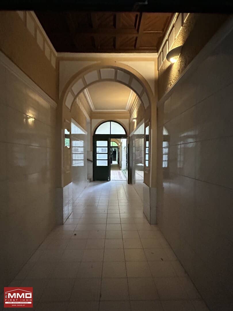 Well maintained, temporarily rented period apartment in an old building near the U3
