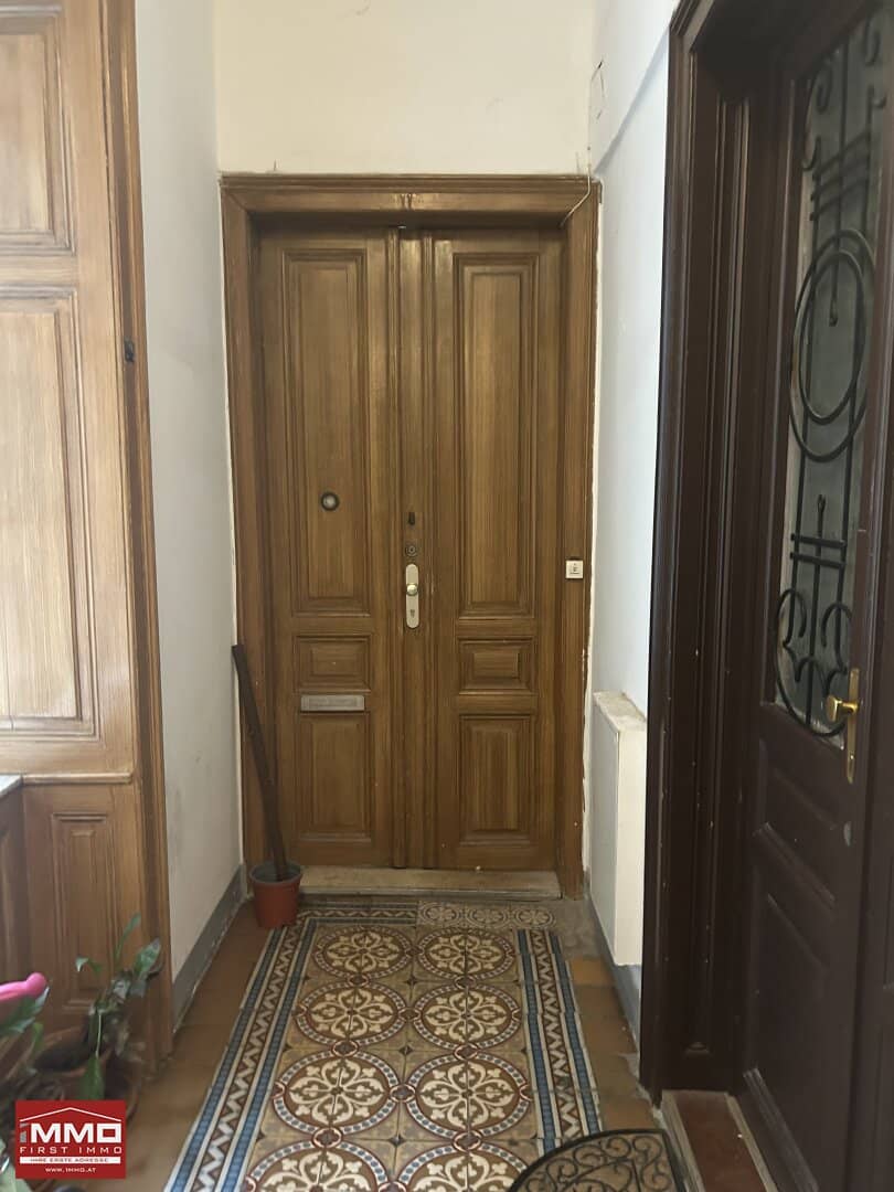 Well maintained, temporarily rented period apartment in an old building near the U3