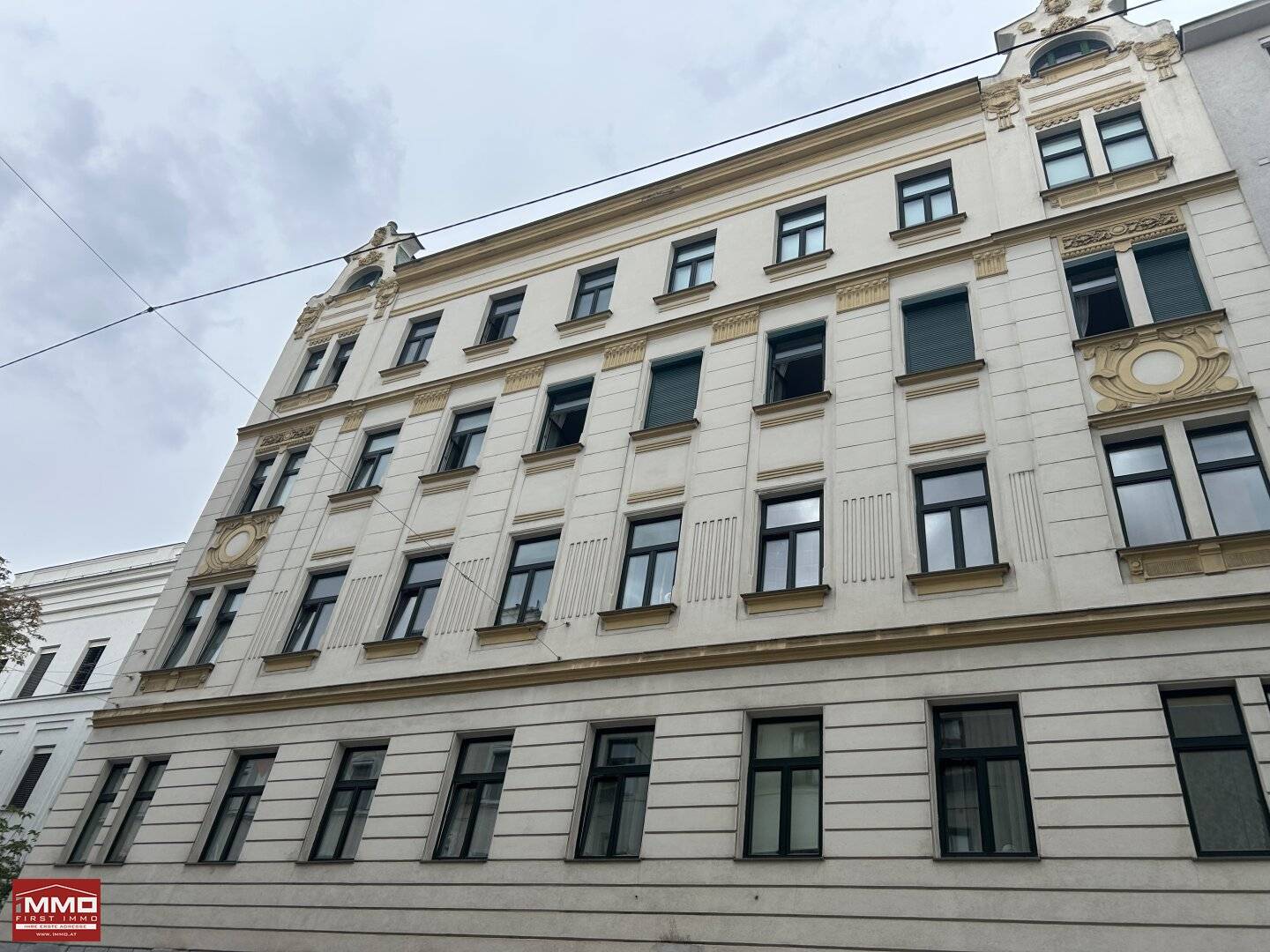 Well maintained, temporarily rented period apartment in an old building near the U3