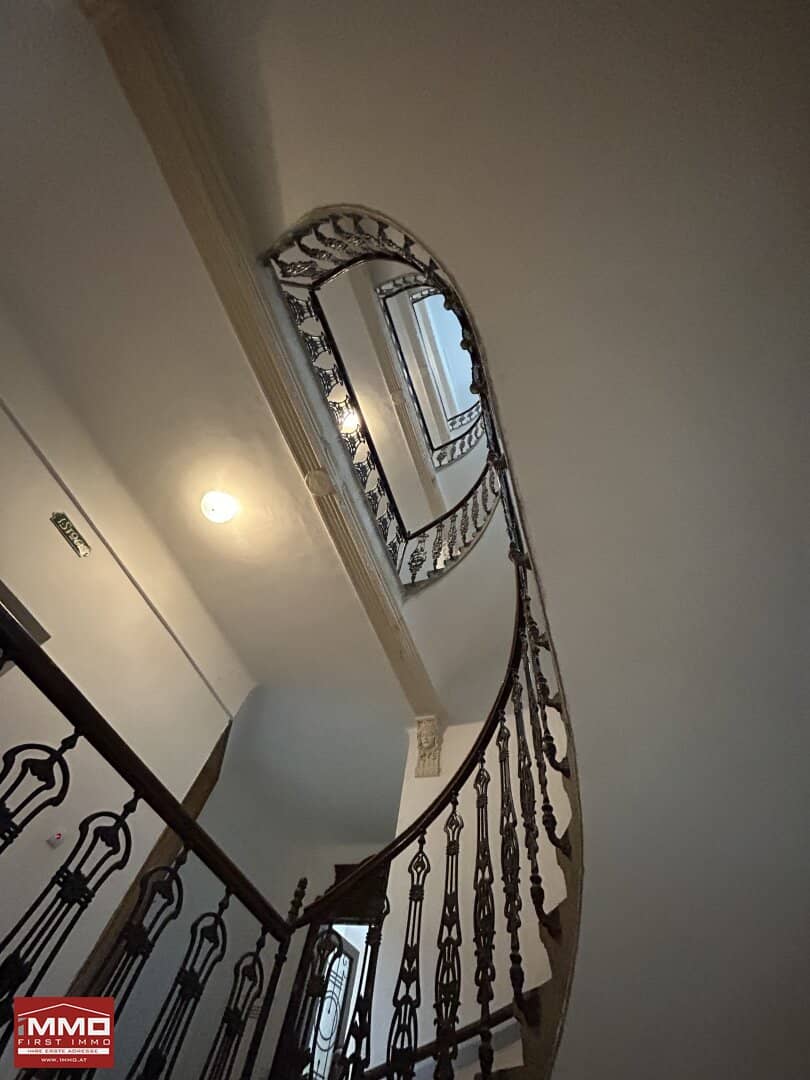 Well maintained, temporarily rented period apartment in an old building near the U3
