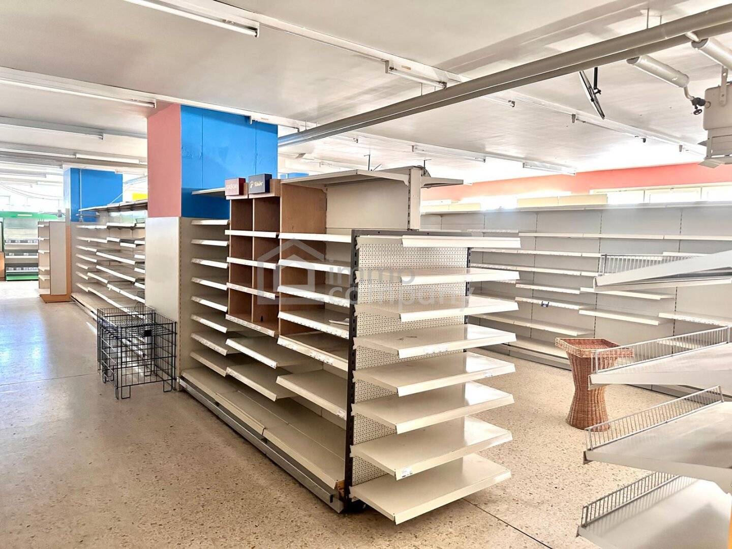 Spacious Retail Premises in Kritzendorf – 390m², Parking Spaces &amp; City View