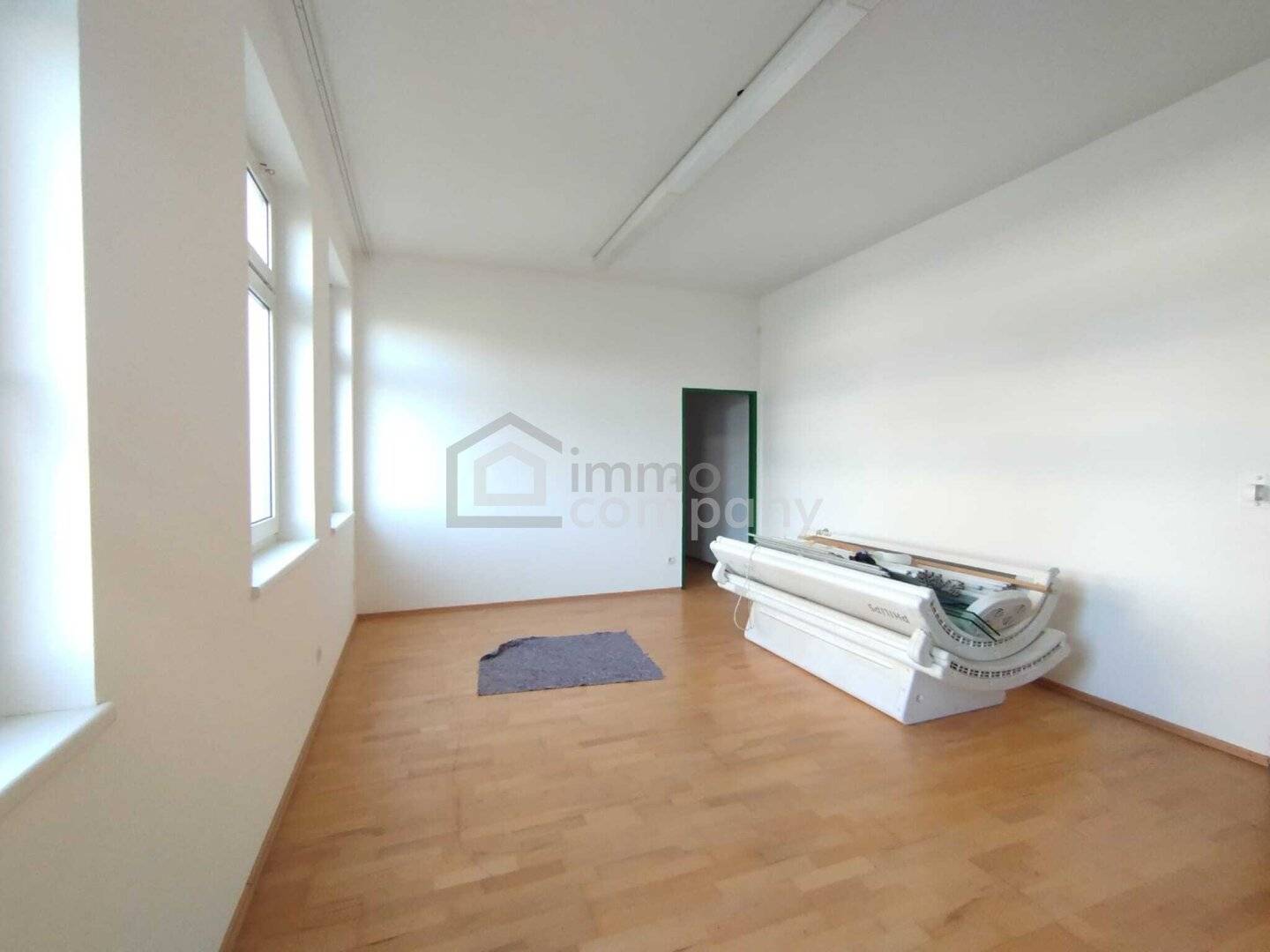 Spacious Retail Premises in Kritzendorf – 390m², Parking Spaces &amp; City View
