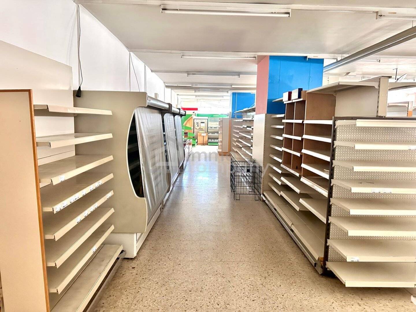 Spacious Retail Premises in Kritzendorf – 390m², Parking Spaces &amp; City View