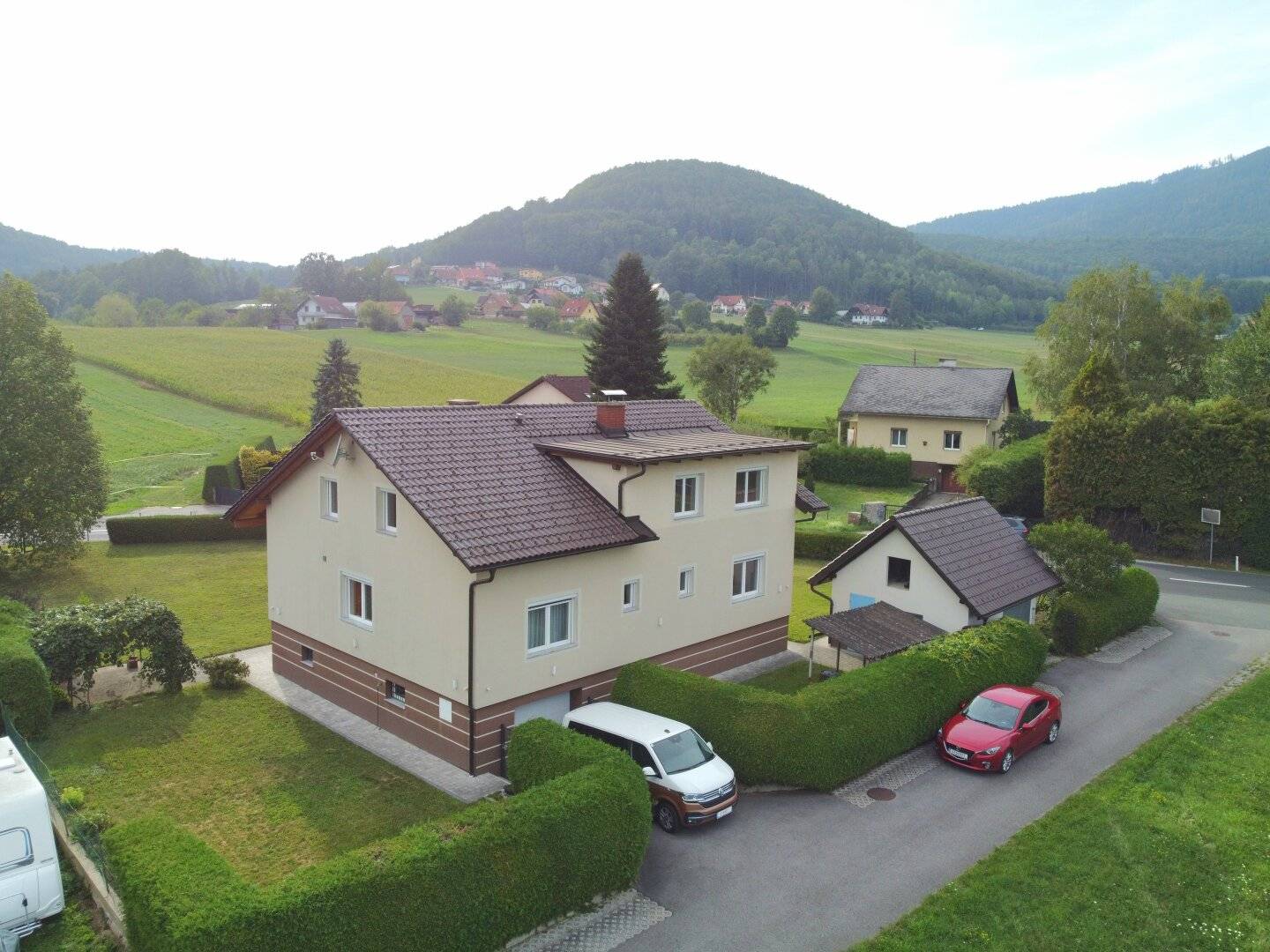Saniertes Zweifamilienhaus in schöner Lage!
