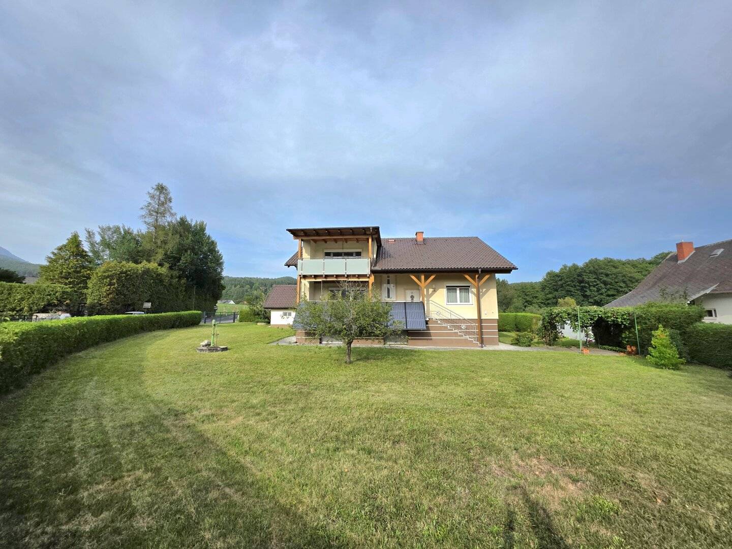 Saniertes Zweifamilienhaus in schöner Lage!