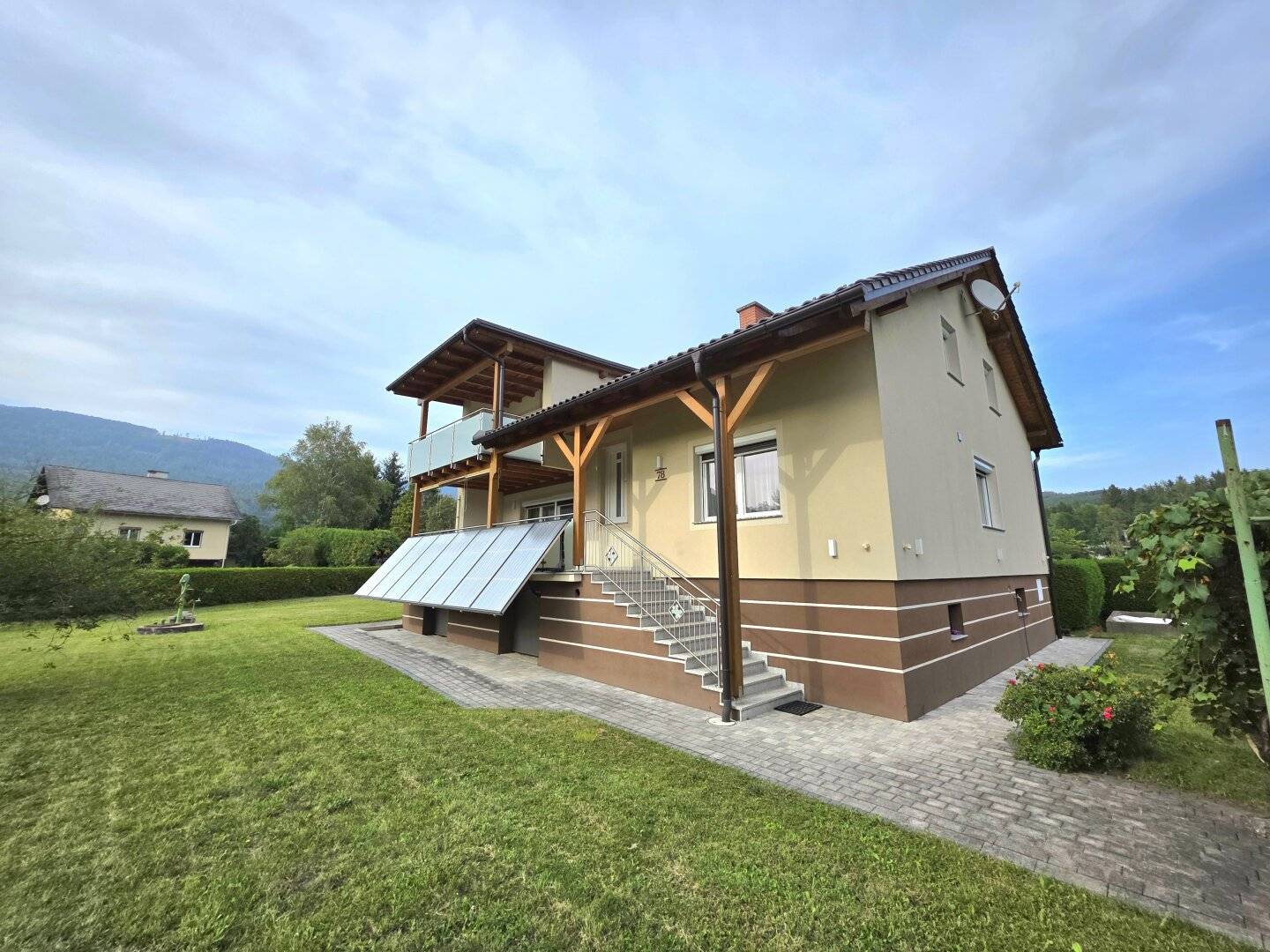 Saniertes Zweifamilienhaus in schöner Lage!
