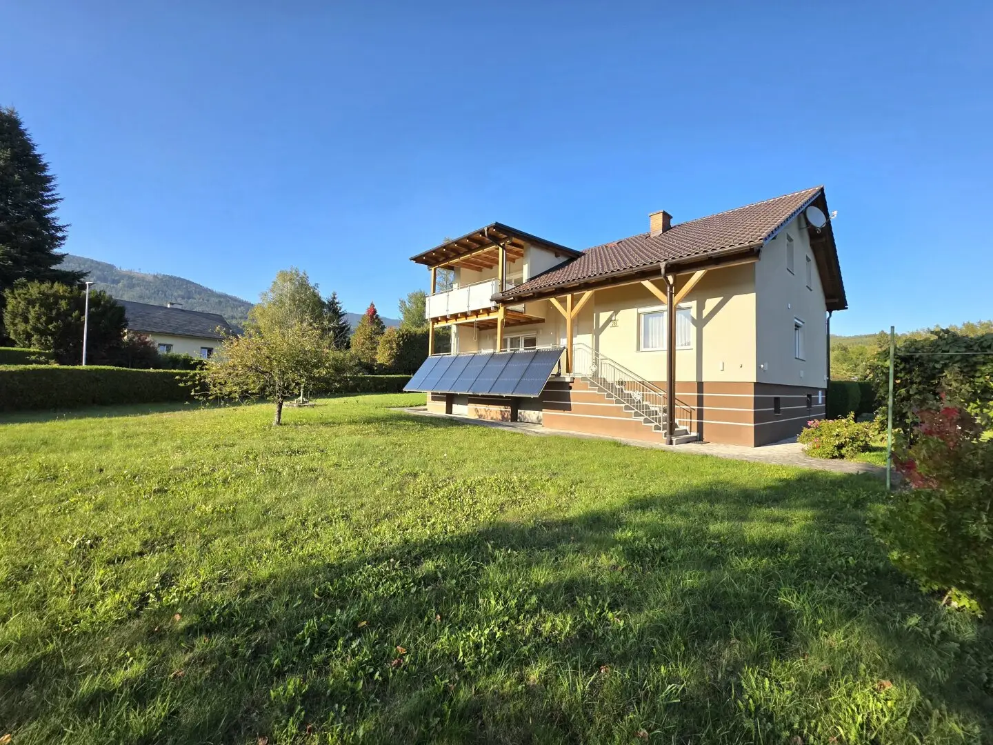 Saniertes Zweifamilienhaus in schöner Lage!