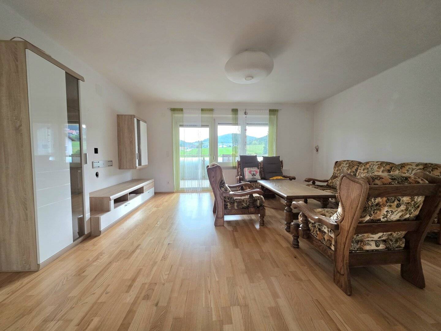 Saniertes Zweifamilienhaus in schöner Lage!