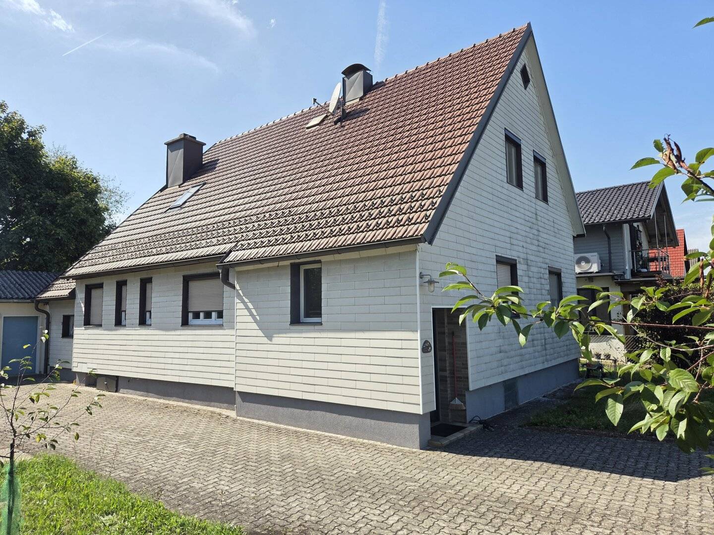 Very well maintained residential house with large garden and an outbuilding with integrated garage on the edge of the forest