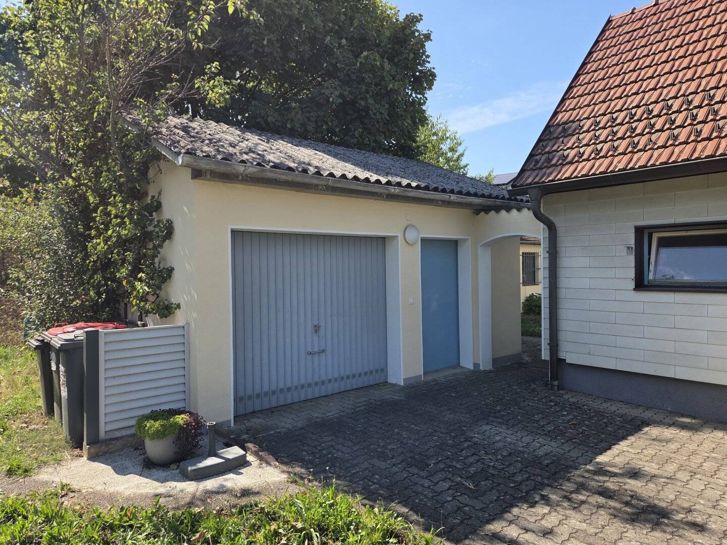 Very well maintained residential house with large garden and an outbuilding with integrated garage on the edge of the forest