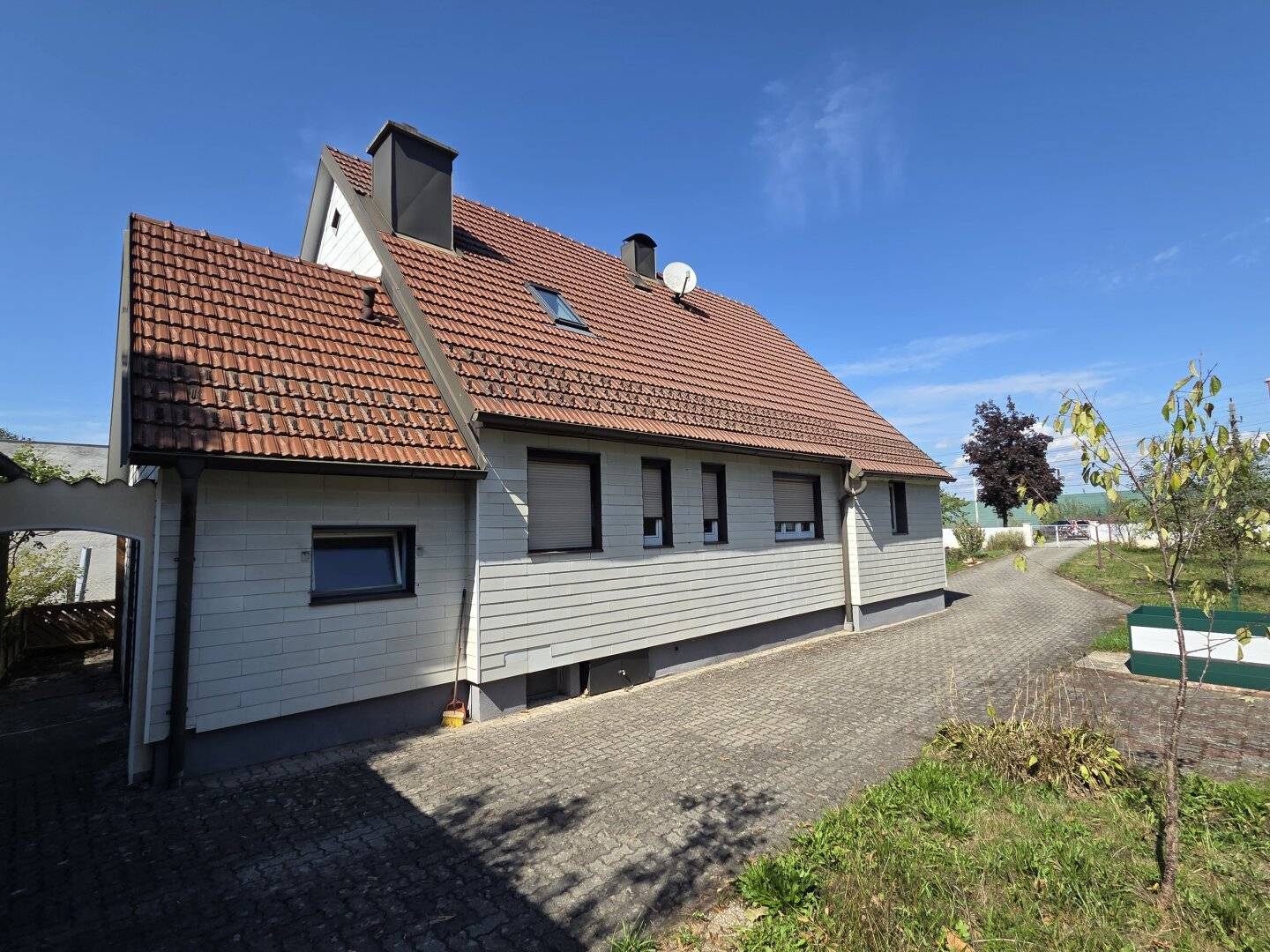 Very well maintained residential house with large garden and an outbuilding with integrated garage on the edge of the forest