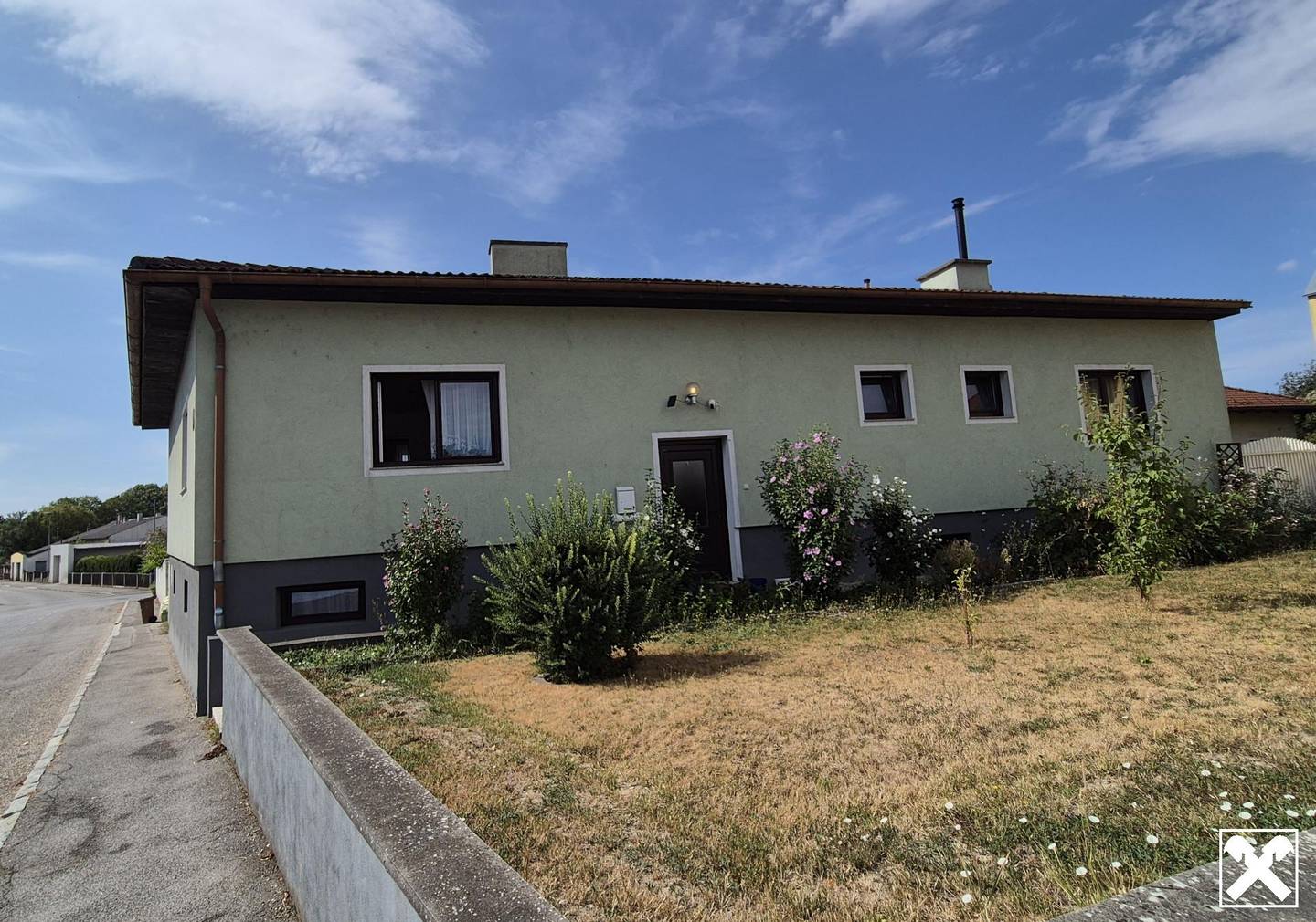 Anlegerwohnung auf großem Grundstück mit Solaranlage