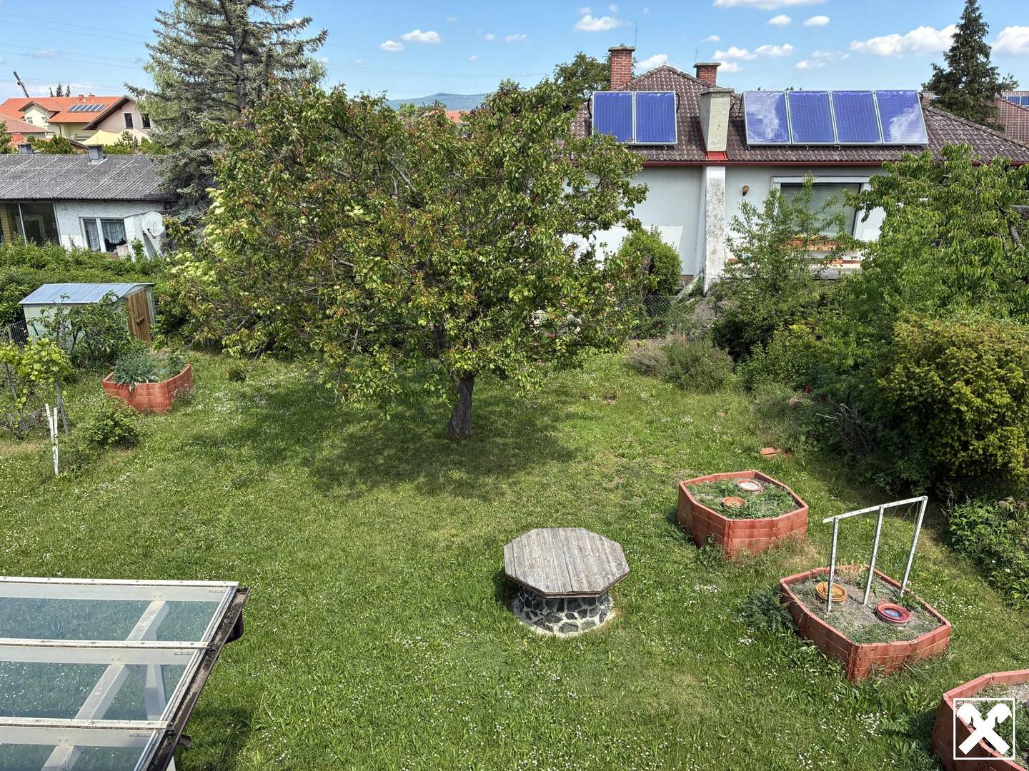 Familienwohnung mit großem Garten und Garage
