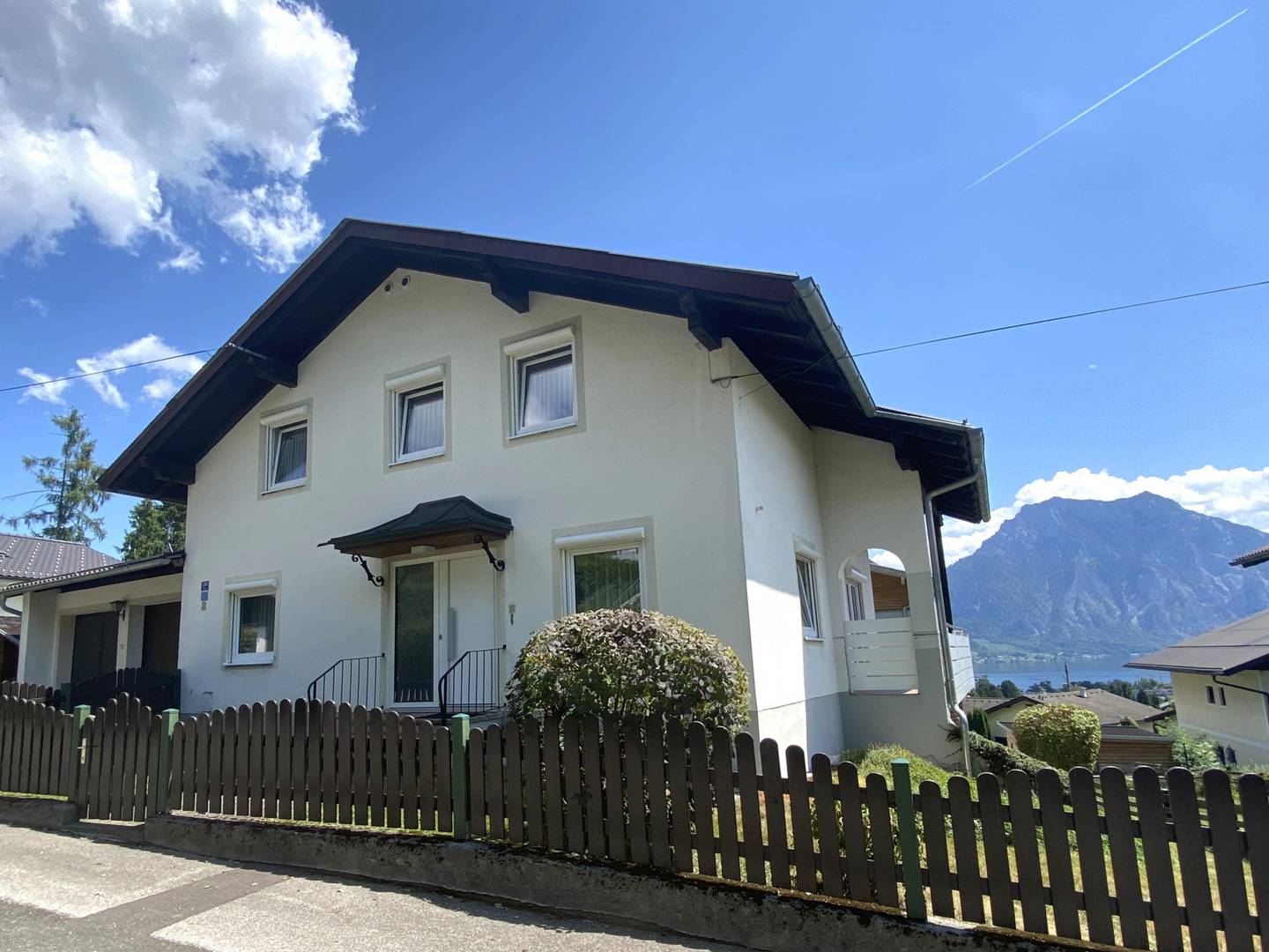 See und Bergblickwohnung mit Garten und Doppelgarage