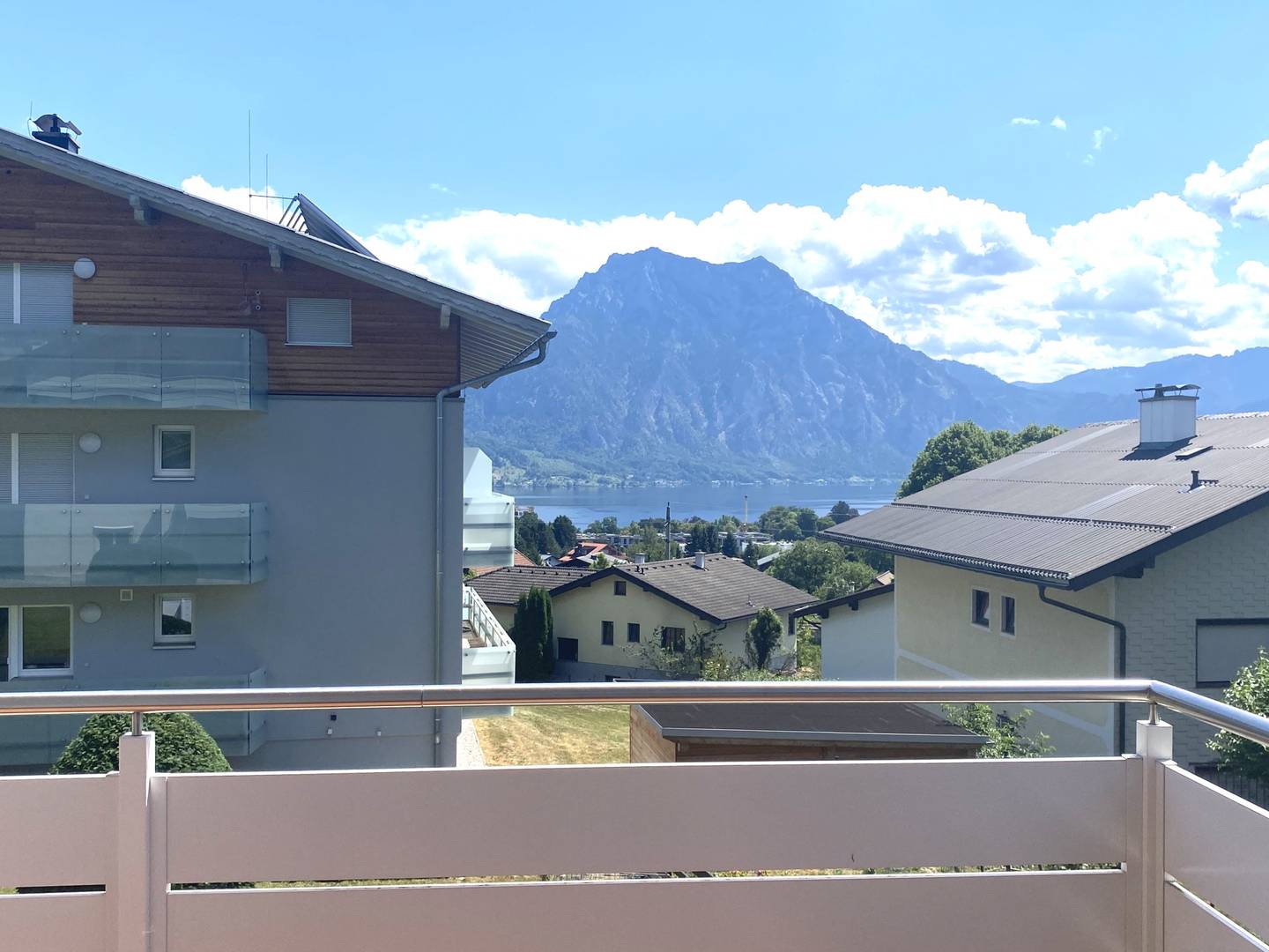 See und Bergblickwohnung mit Garten und Doppelgarage