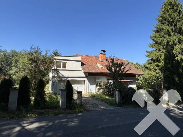 Familienwohnung mit großem Grundstück und Garage