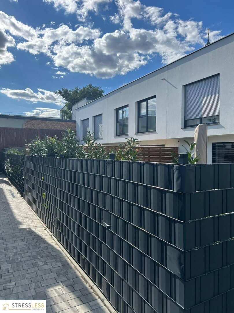 Modernes Reihenhaus mit Garten, Terrasse &amp; E-Ladestation in Maria Lanzendorf