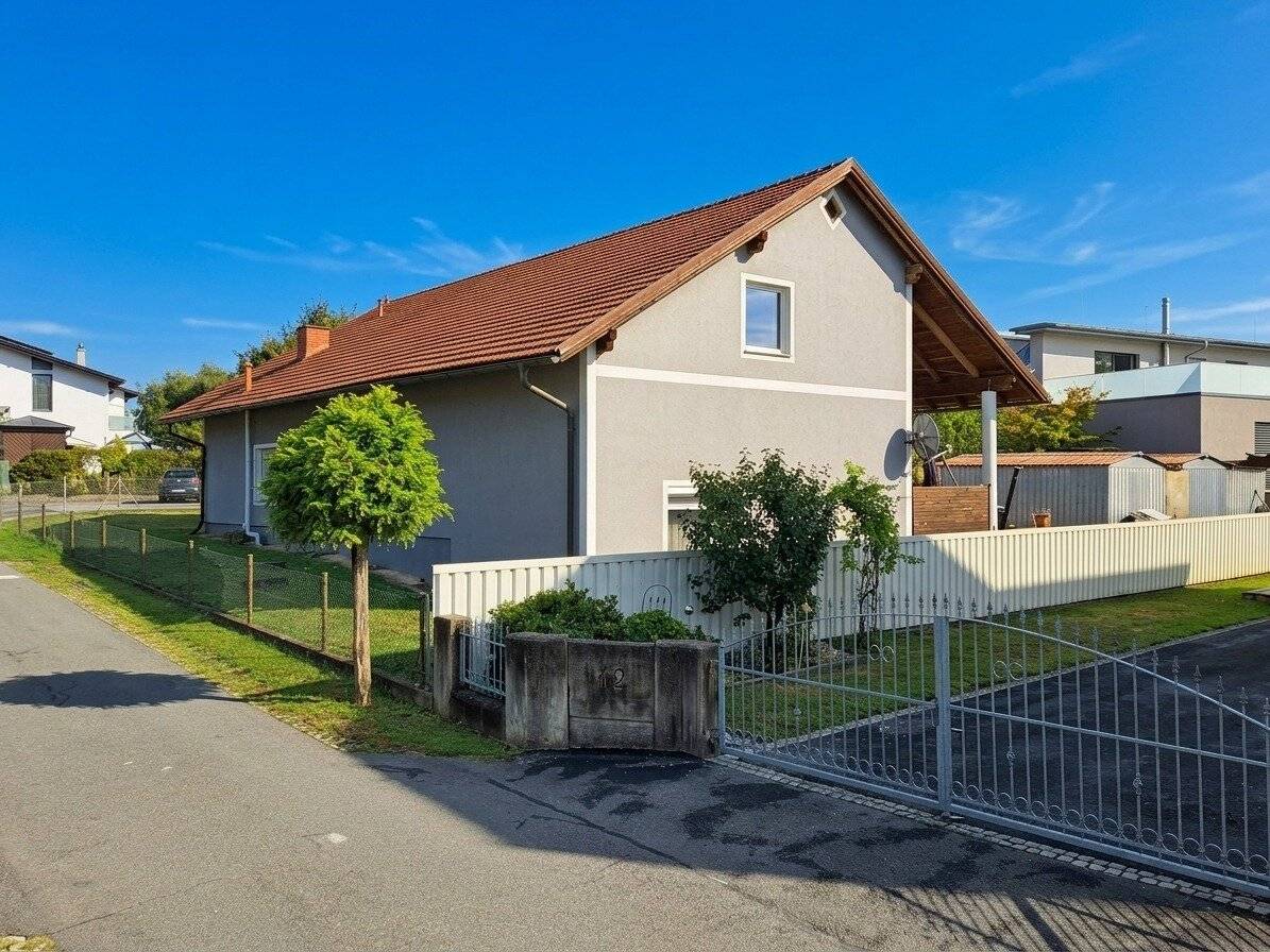 Spacious residential house with potential in a very good and quiet residential location