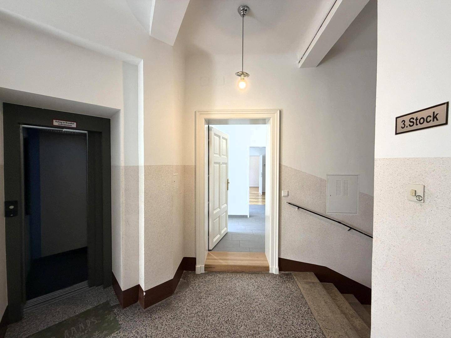 Stiegenhaus / Lift / Wohnungseingang