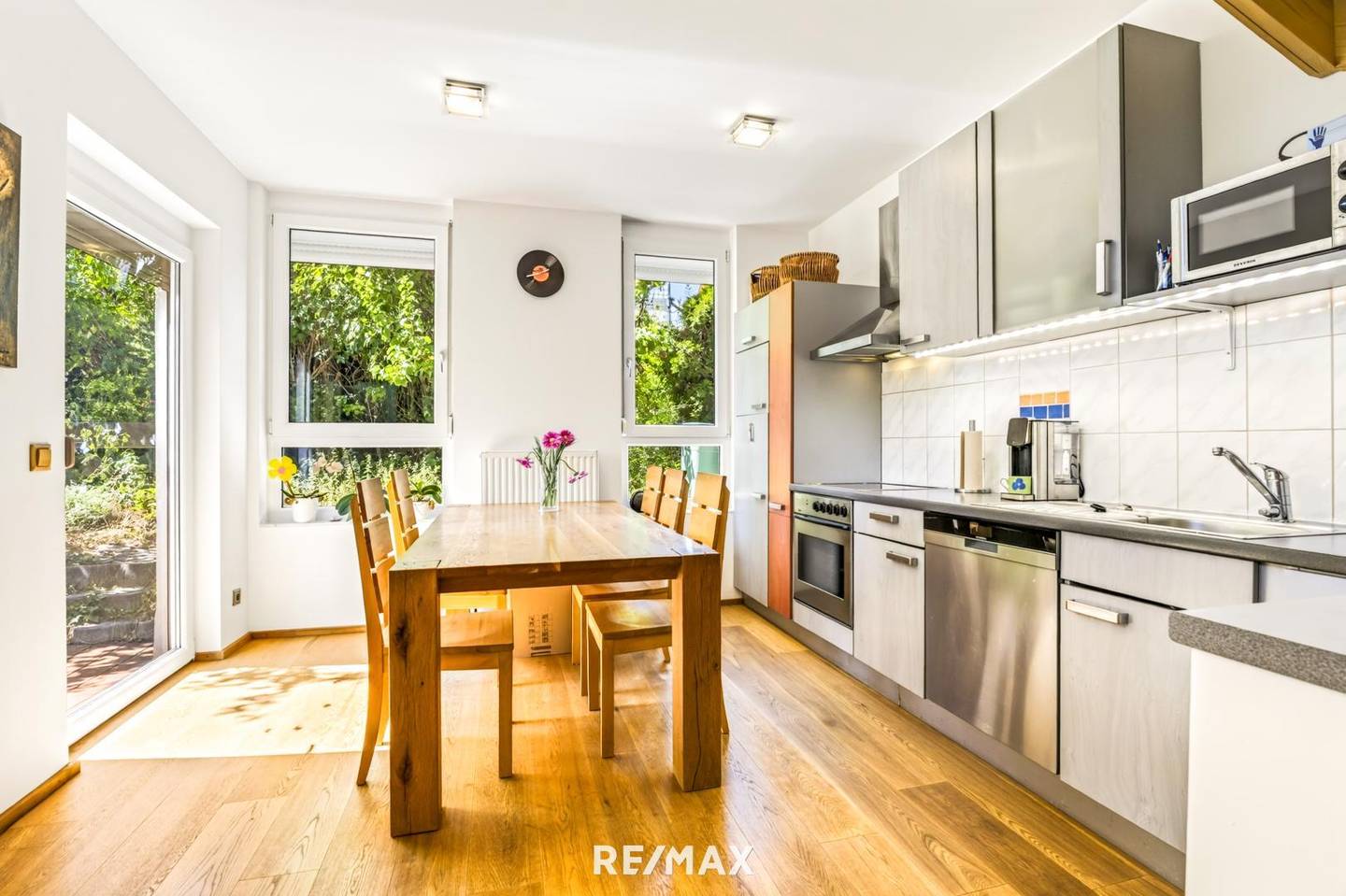 Quiet family apartment with terrace and private garden