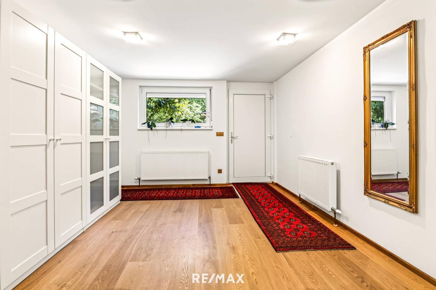 Quiet family apartment with terrace and private garden