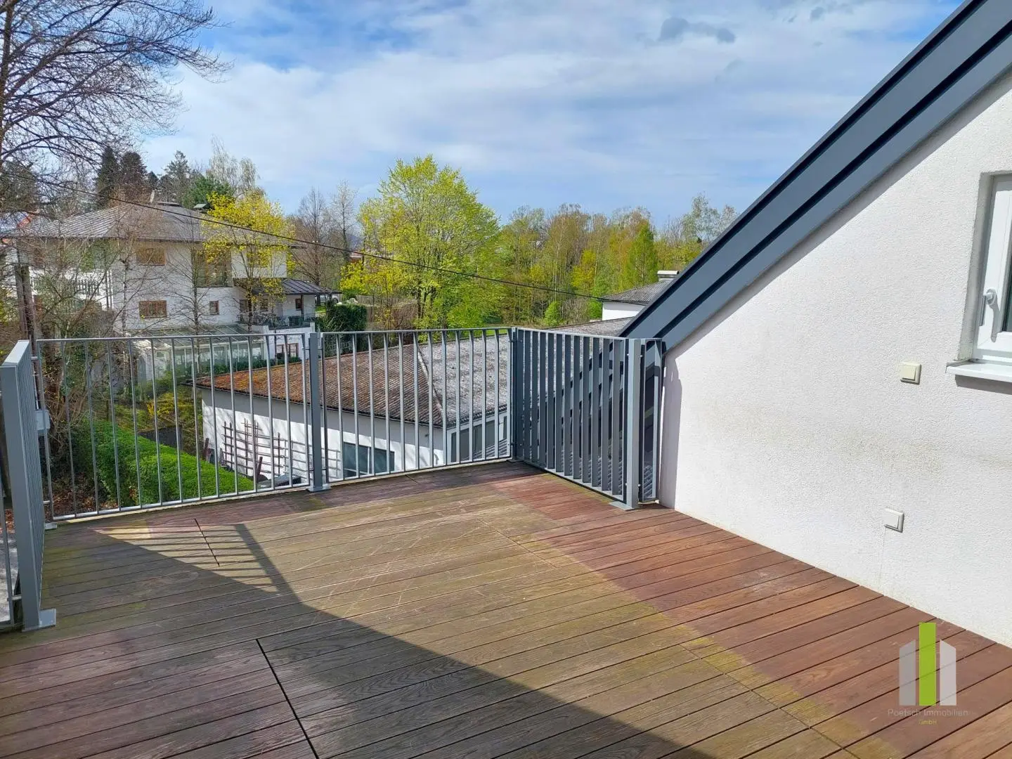 Bright top floor apartment with roof terrace and parking